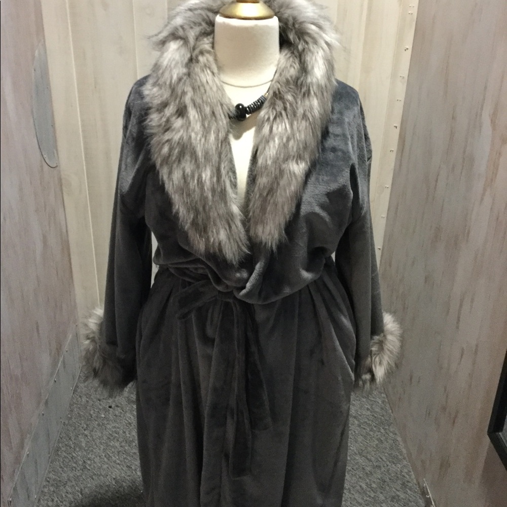Beautiful long robe with faux fur collar.